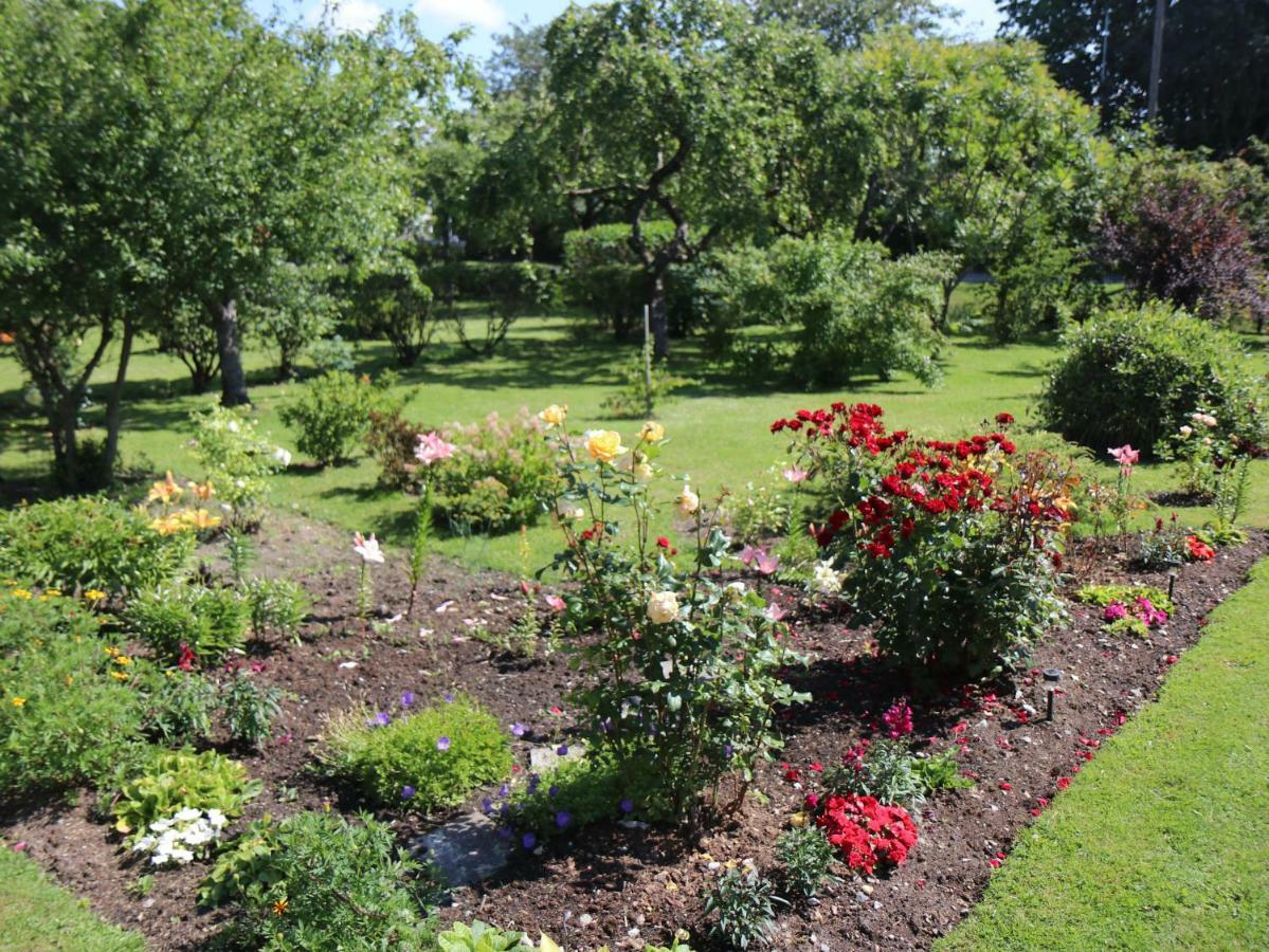 Cozy Summer House With Free Parking Near City Center & Beach Kuressaare Esterno foto